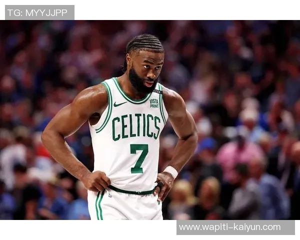 杰伦布朗前女友拍照内衣广告，身段曲线太吸睛，动作充溢野性美